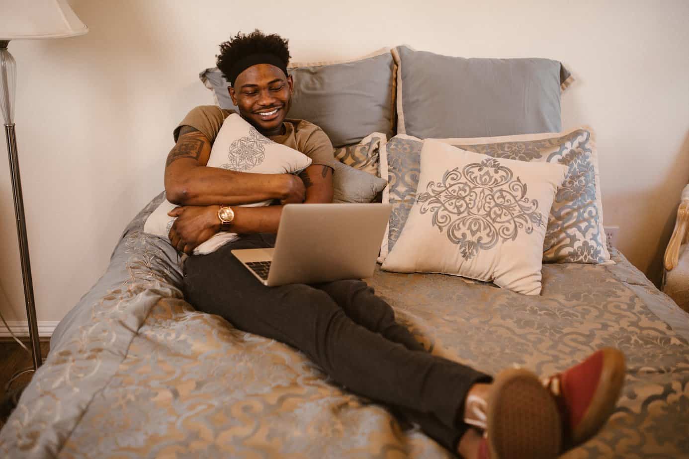 How to Continue to keep Your Really like Rock Good When You’re in a Very long-Distance Romantic relationship
